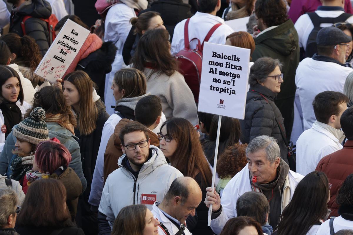 Multitudinaria manifiestación de médicos en el 2º dia de huelga