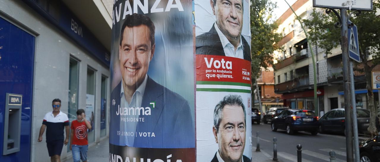 Carteles electorales en una avenida de Córdoba capital durante la campaña del 19J.