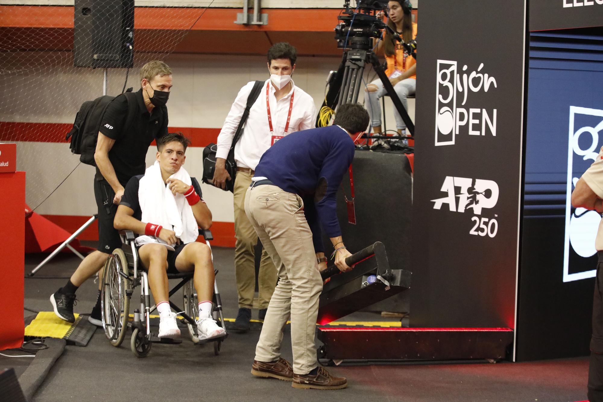 Sebastián Baez se lesiona la rodilla en el Open Open y abandona la pista en silla de ruedas