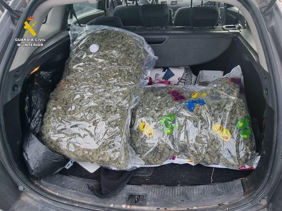 La marihuana con la que viajaban en un segundo vehículo los arrestados.