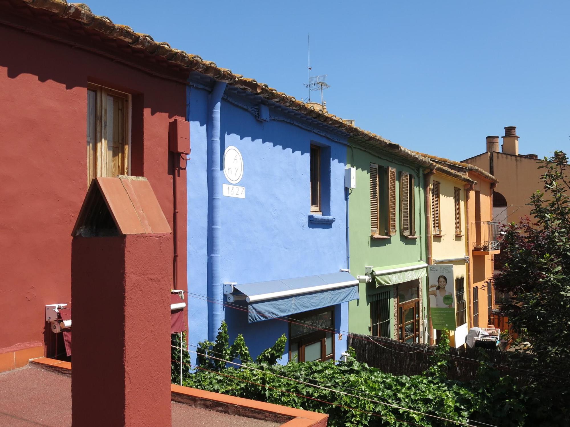 Casas de colores en la carretera del Ramal en Premià de Dalt.
