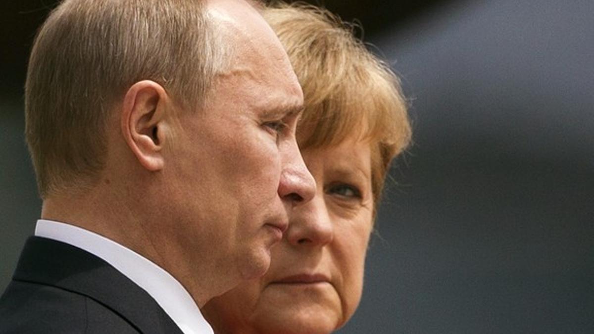 Angela Merkel observa a Vladimir Putin durante una cumbre bilateral en Berlín, en junio del 2012.