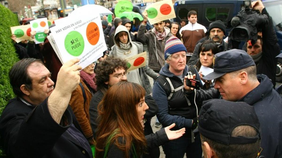 Un momento de la concentración ante la casa de la diputada Belén Bajo.