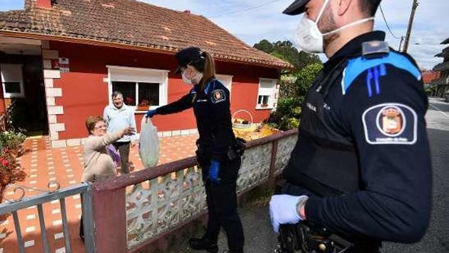 Policía de Poio entrega medicamentos al matrimonio. // G. Santos