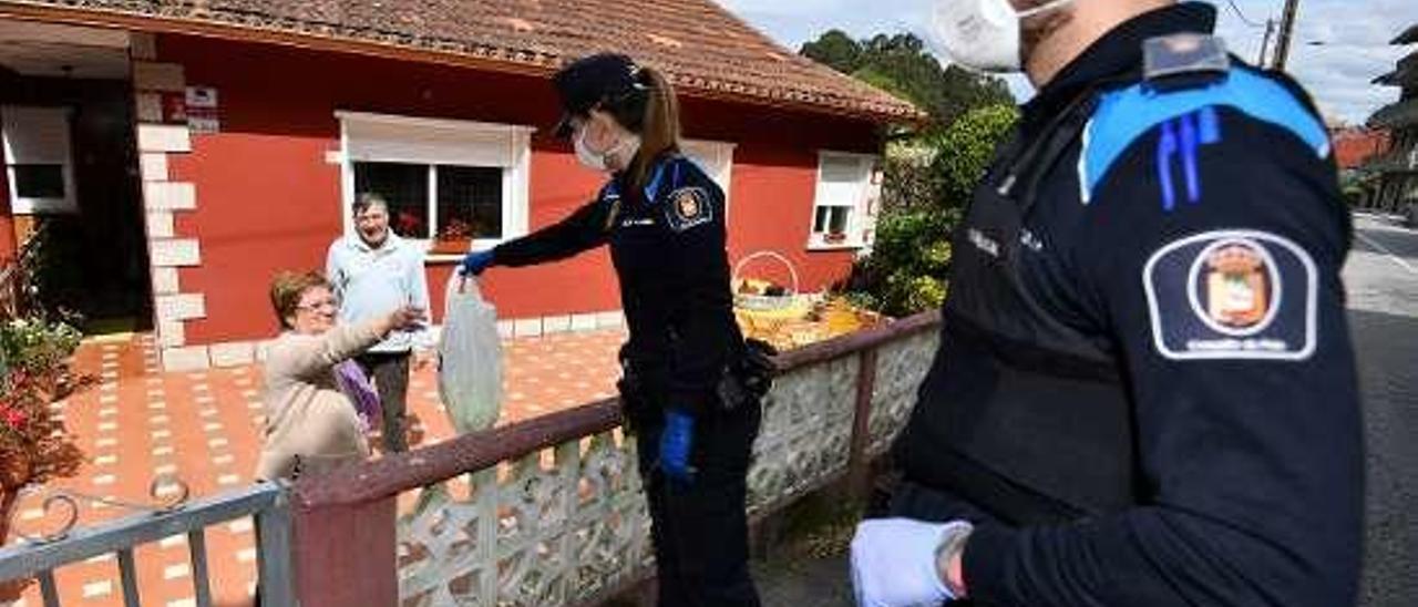 Policía de Poio entrega medicamentos al matrimonio. // G. Santos
