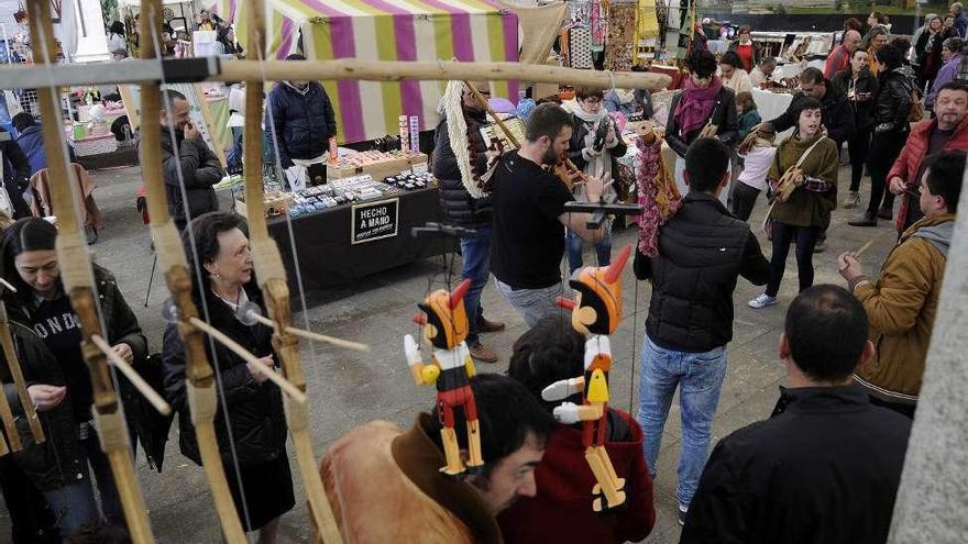 Actuación de Sons da Mina en la feria de artesanía. // Bernabé/Javier Lalín