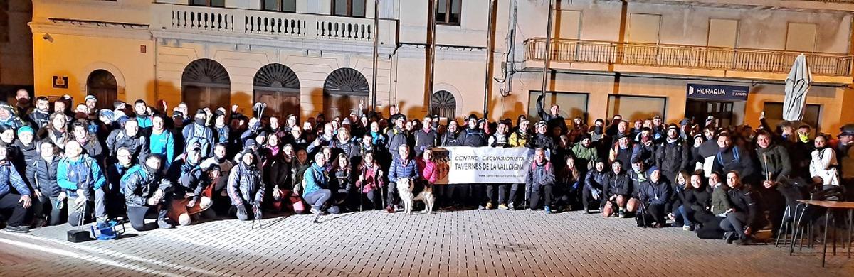 Todos y todas los y las participantes, en la plaza Major, instantes antes de iniciar la marcha