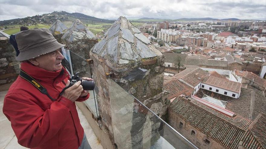 la torre de las cigüeñas recibe a sus primeros visitantes