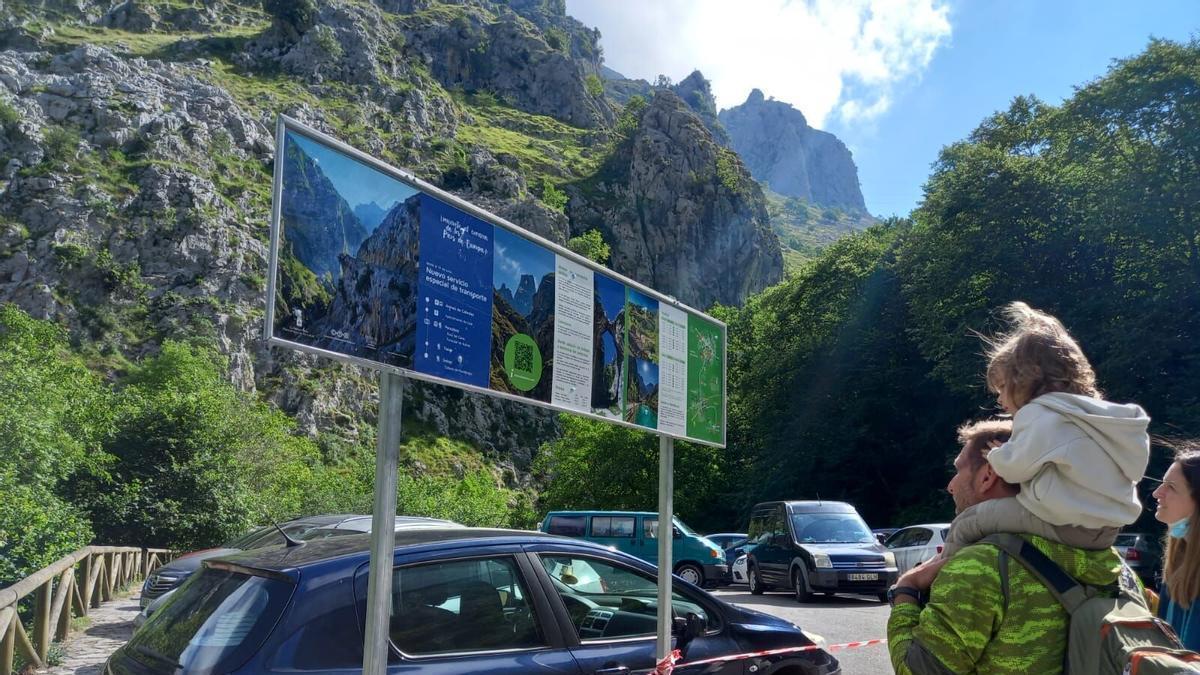 Automóviles en el aparcamiento de Poncebos