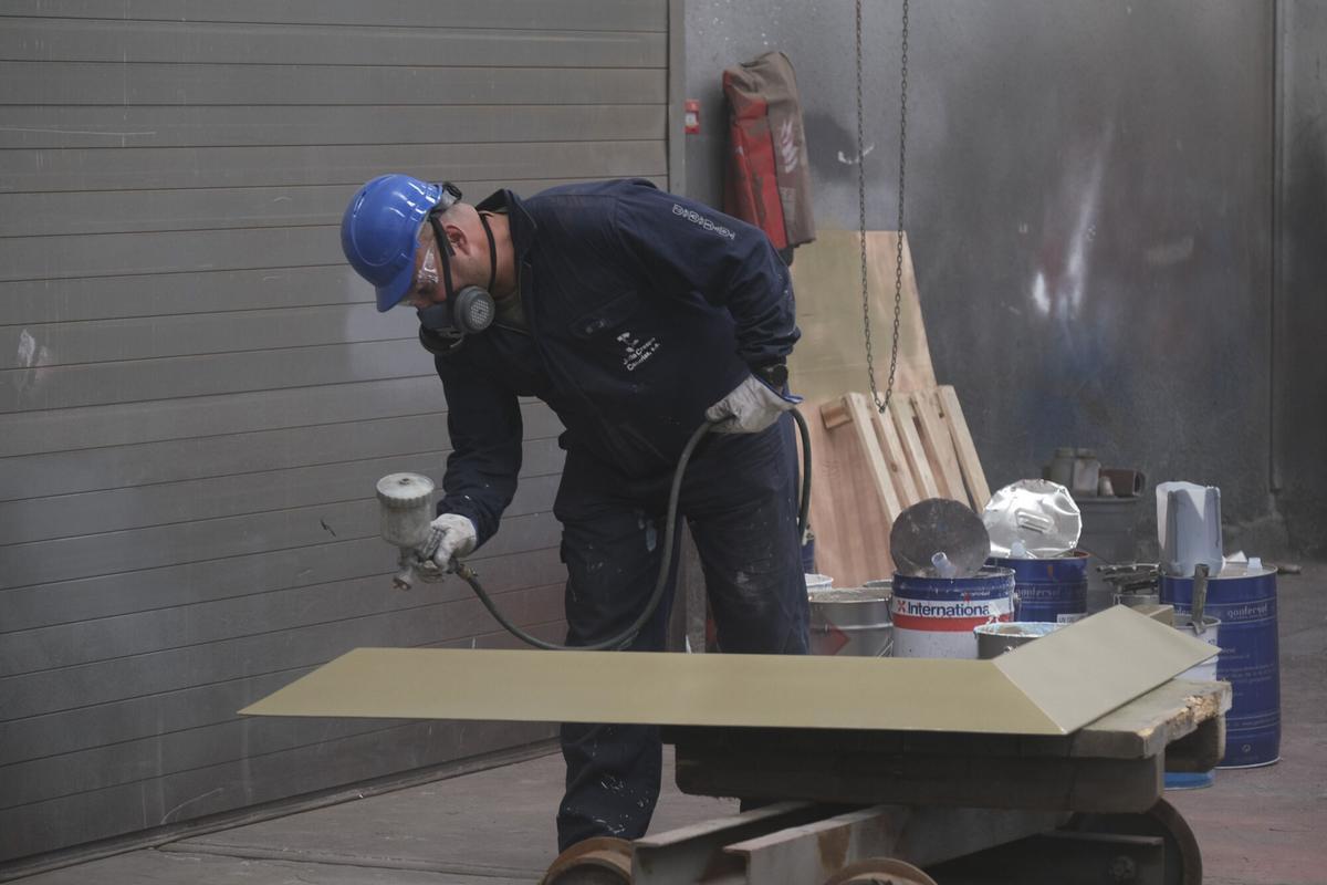 Trabajos de pintura del 'Juguete del Viento'.