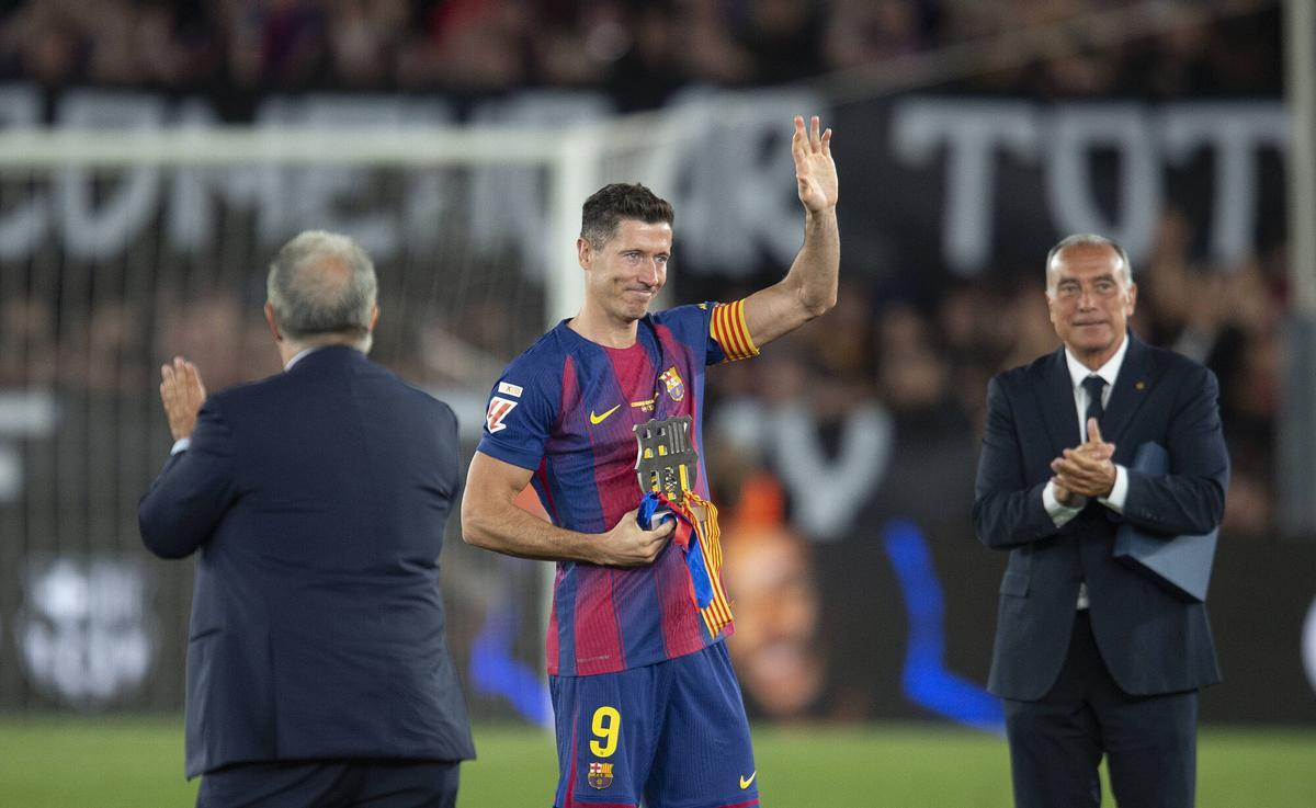 Lewandowski se despide del Camp Nou al finalizar el partido de liga entre el FC Barcelona y el Betis en el último partido de la temporada en el Camp Nou