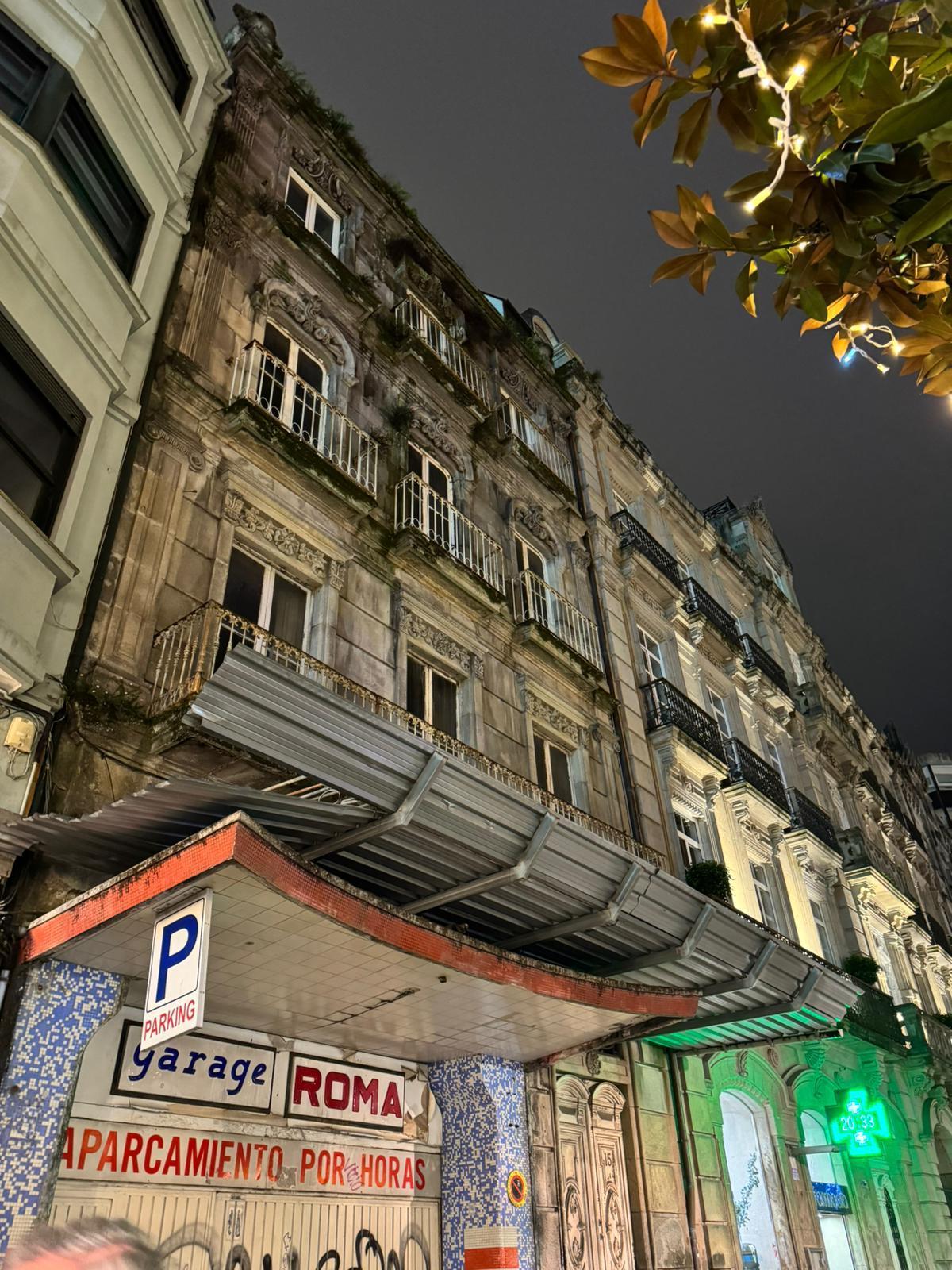 El balcón cayó desde el tercer piso sobre la marquesina del parking Roma y llegó a desgarrar una placa de aluminio que afortunadamente amortiguó el golpe en su caída hasta la acera.