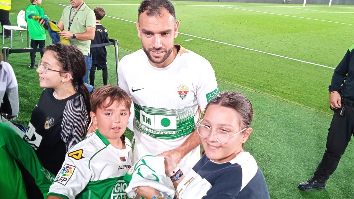 Gonzalo Verdú firma autógrafos y se hace fotos con dos aficionados después del último partido de esta temporada frente al Cádiz