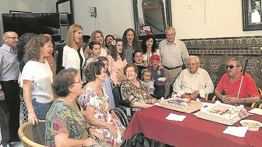 Emilia Gámez celebra sus 102 años con su familia