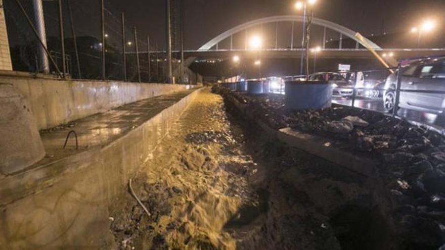 La lluvia causa inundaciones y retenciones en la capital y el Norte