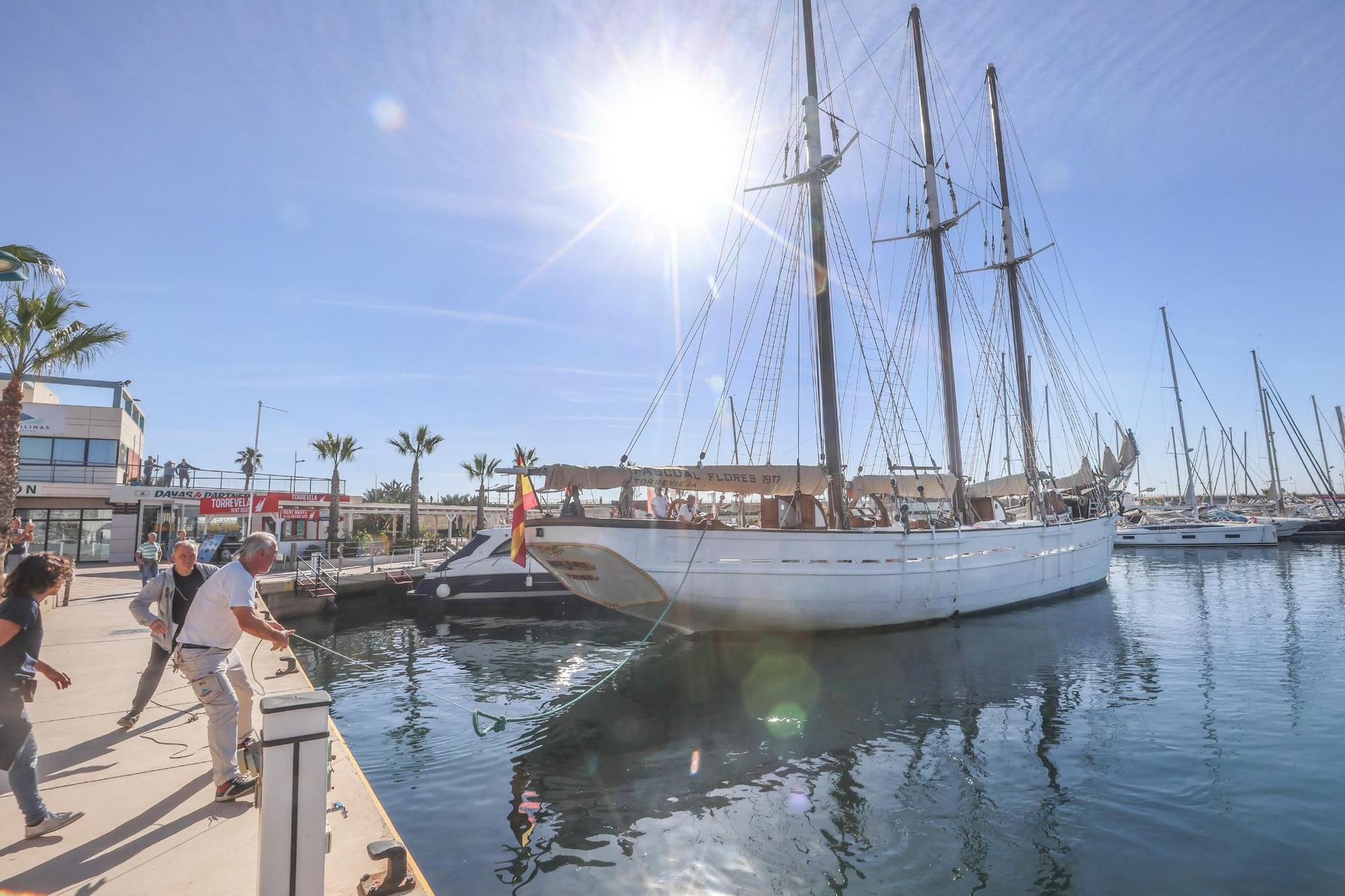 El velero histórico Pascual Flores ya está en la bahía de Torrevieja