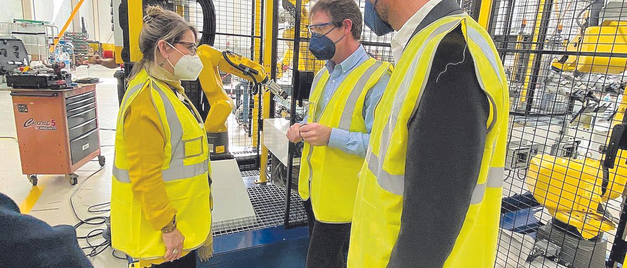 Visita a la empresa Robotics. La europarlamentaria Inmaculada Rodríguez-Piñero, además de reunirse con los representantes del calzado, aprovechó su estancia en Elche para visitar las instalaciones de la empresa Robotics, como se puede apreciar en la imagen, y mantener una entrevista con el alcalde ilicitano, Carlos González. Antes había pasado por la sede de Distrito Digital, un ecosistema al que definió como el paradigma del cambio de modelo económico.