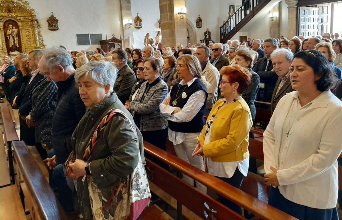 Asistentes al funeral por el eterno descanso de Tino Fombona. | L. P.