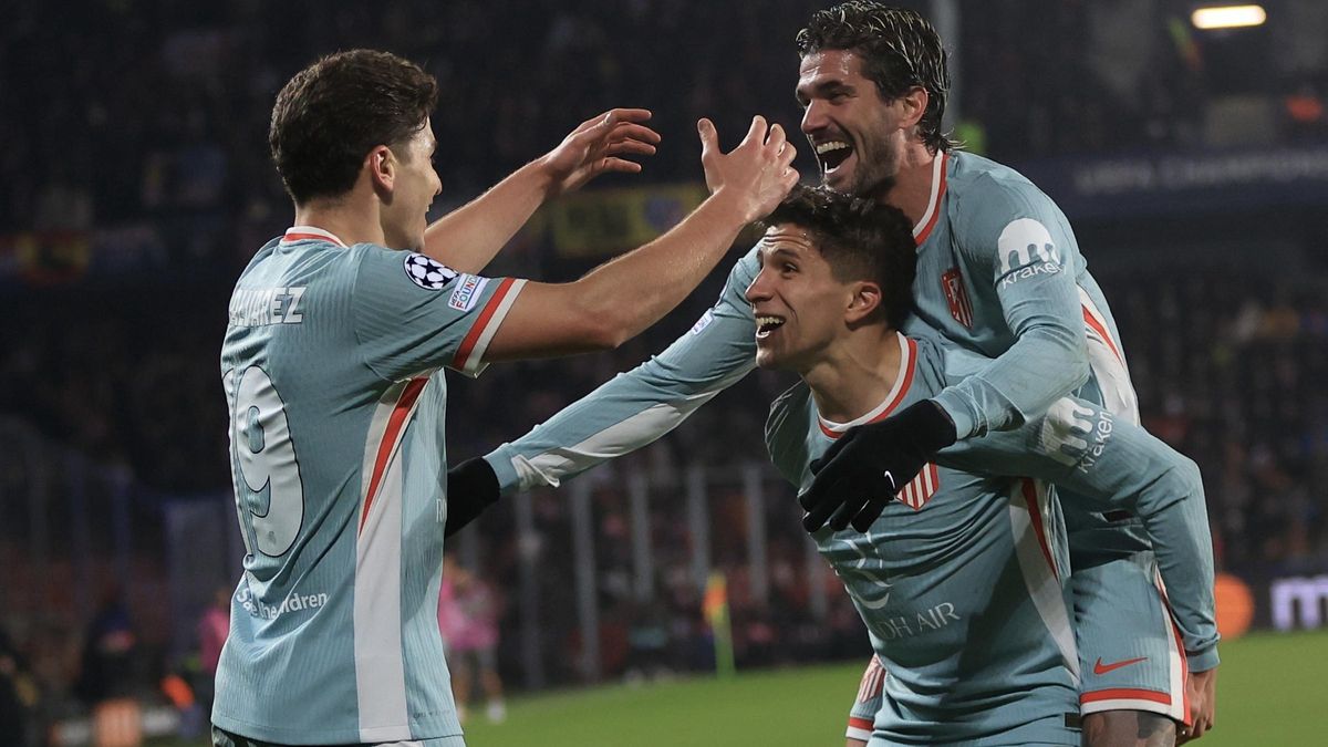 Julian Alvarez celebra un gol con De Paul y Giuliano.