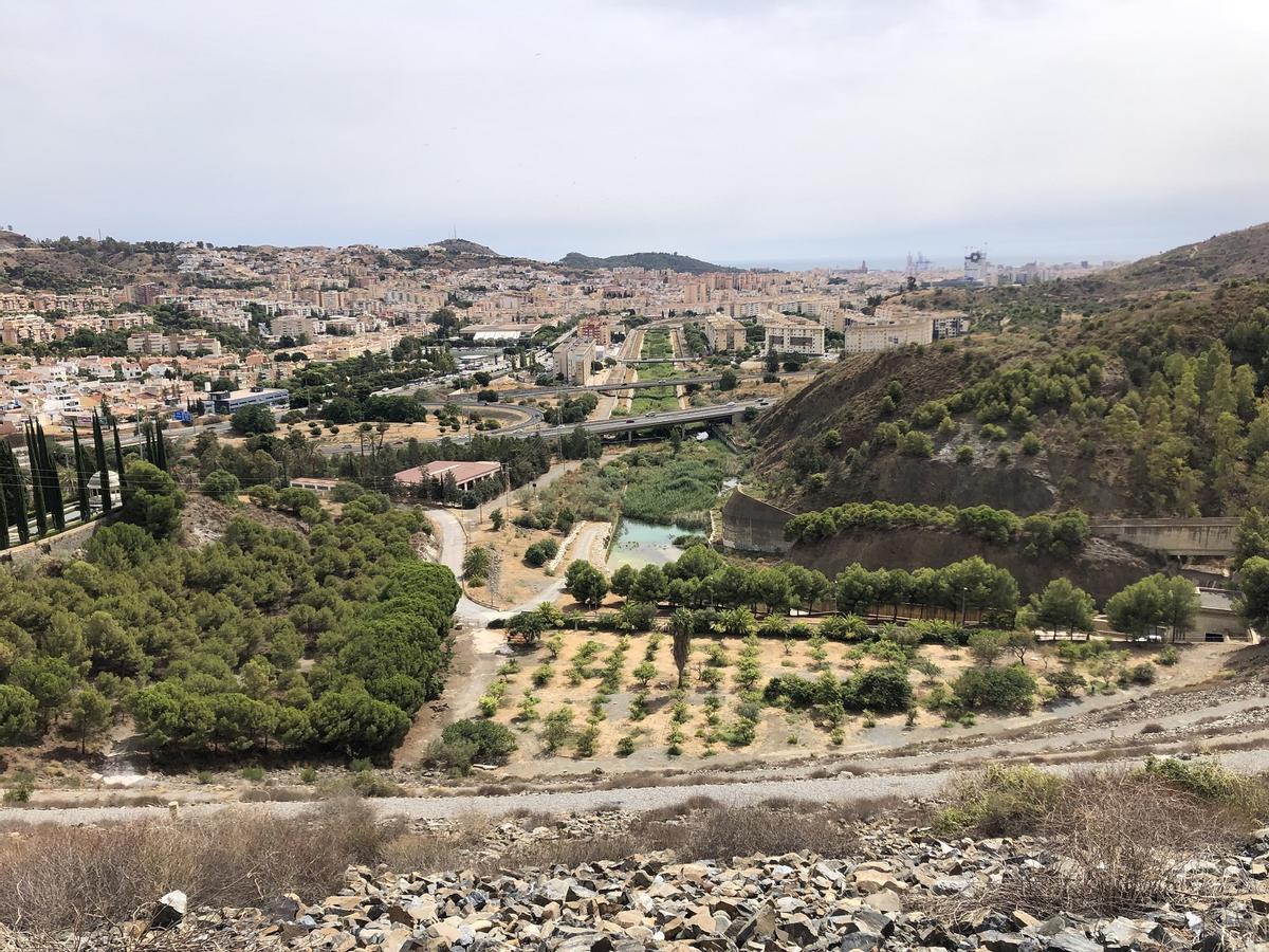 Vista de Málaga desde el embalse del Limonero.