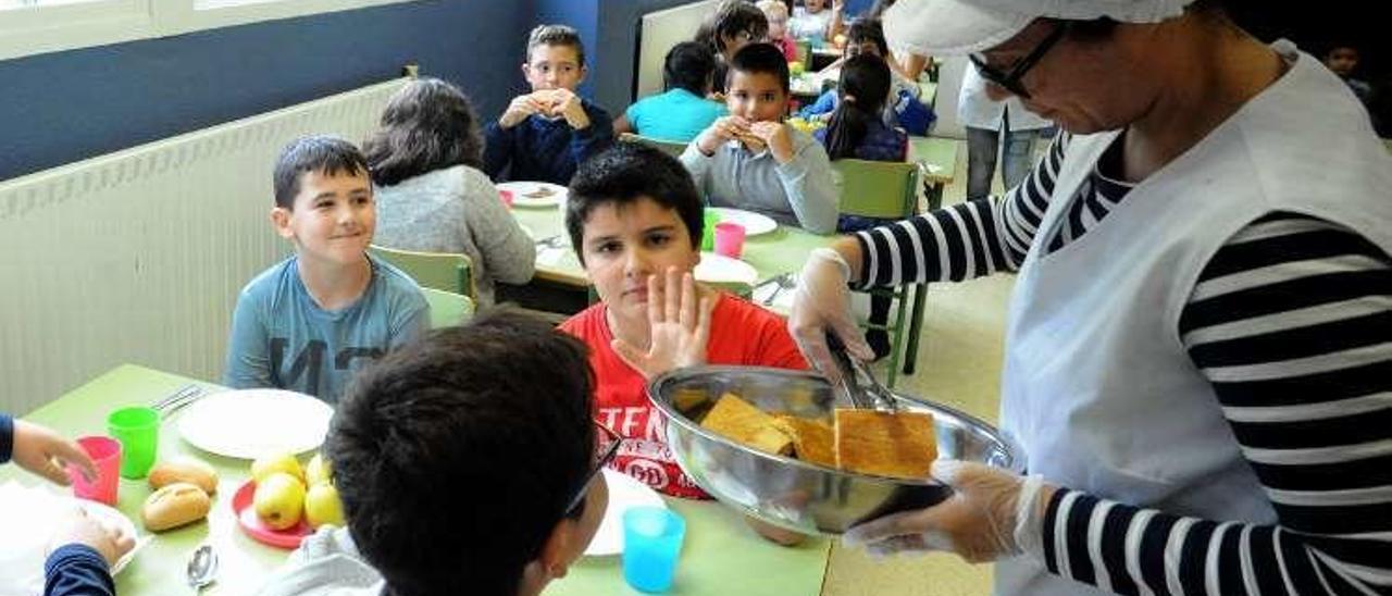 Un grupo de niños en el comedor de Rubiáns. // Iñaki Abella