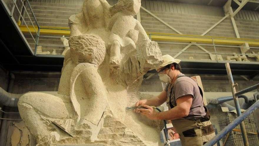 Un alumno de la escuela de canteiros trabajando en una escultura. // Gustavo Santos