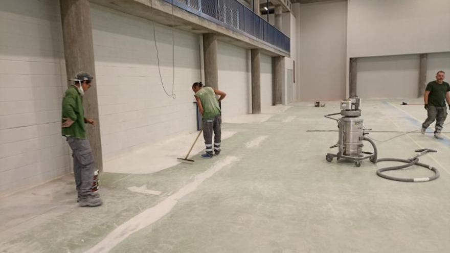 Trabajadores, sellando el piso ayer antes del nuevo pintado.   | FDV