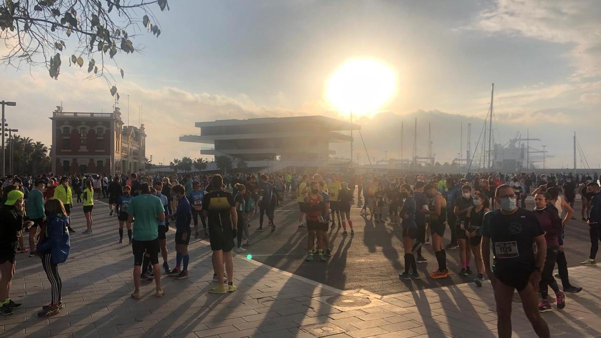 Corredores a la espera de que se solucione el incidente con el puente.