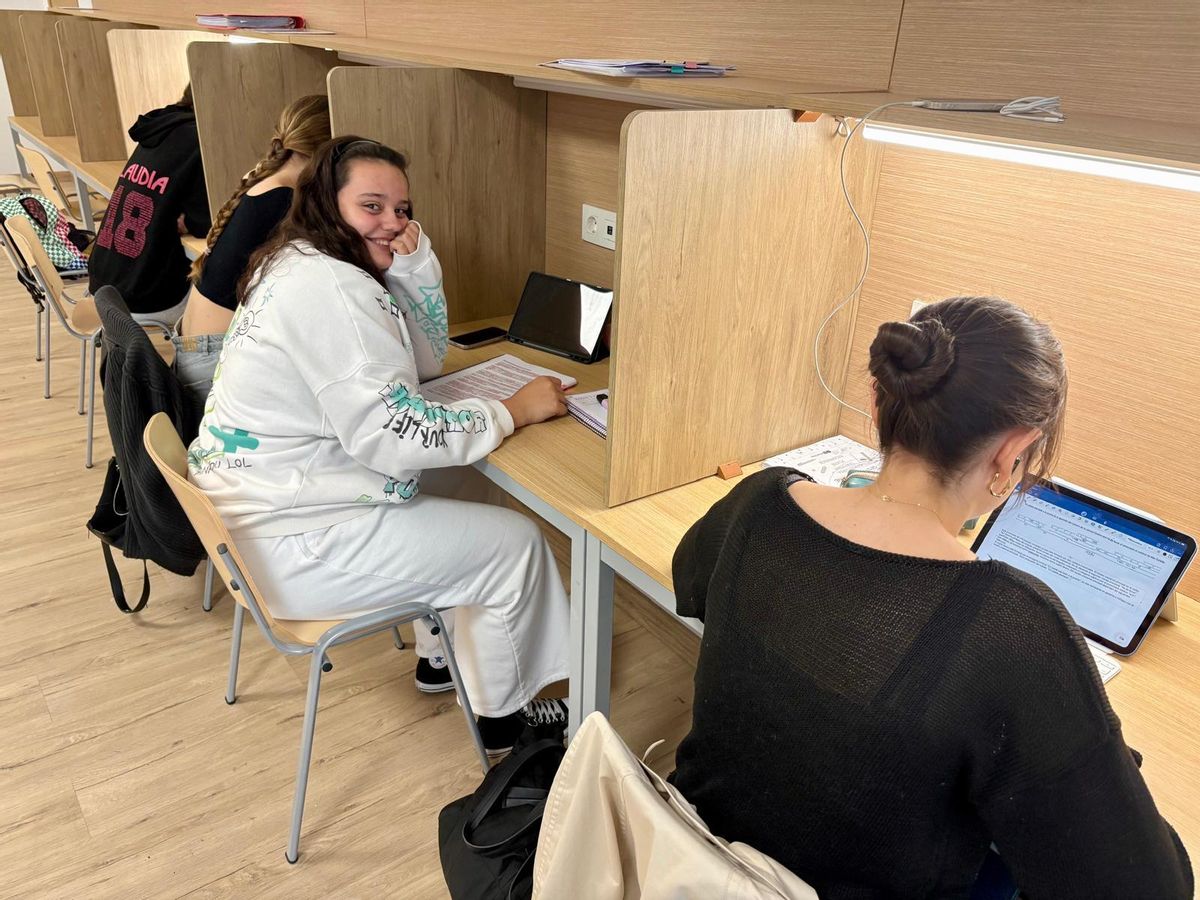 Carla Prieto, estudiando.