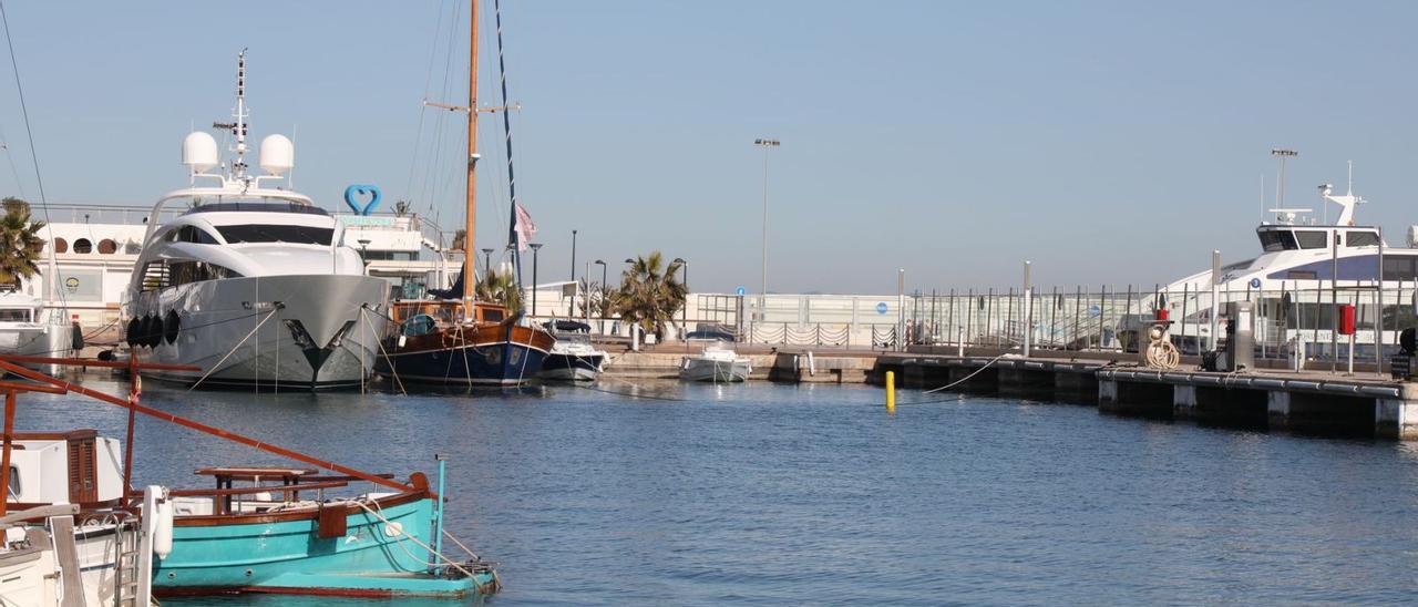 Al fondo, el muelle en el que la APB estudia emplazar la zona de amarre de las excursiones.