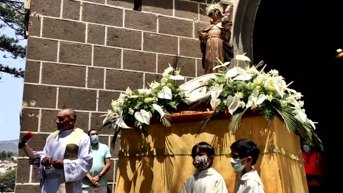 La imagen de San Antonio de Padua en el momento que salió unos minutos,  acompañado del párroco Alejandro Santana, a las puertas de la iglesia de Santa Brígida, ayer. | | LP/DLP