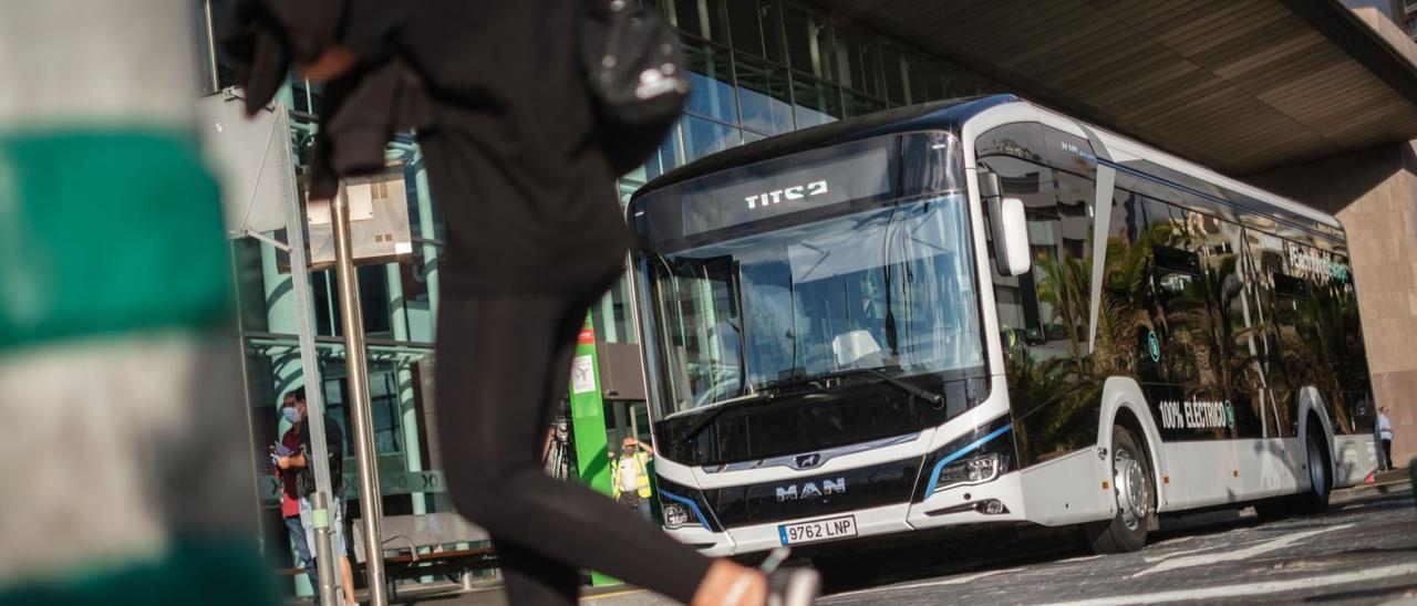 Una guagua cien por cien eléctrica de Titsa en el Intercambiador de Santa Cruz de Tenerife.