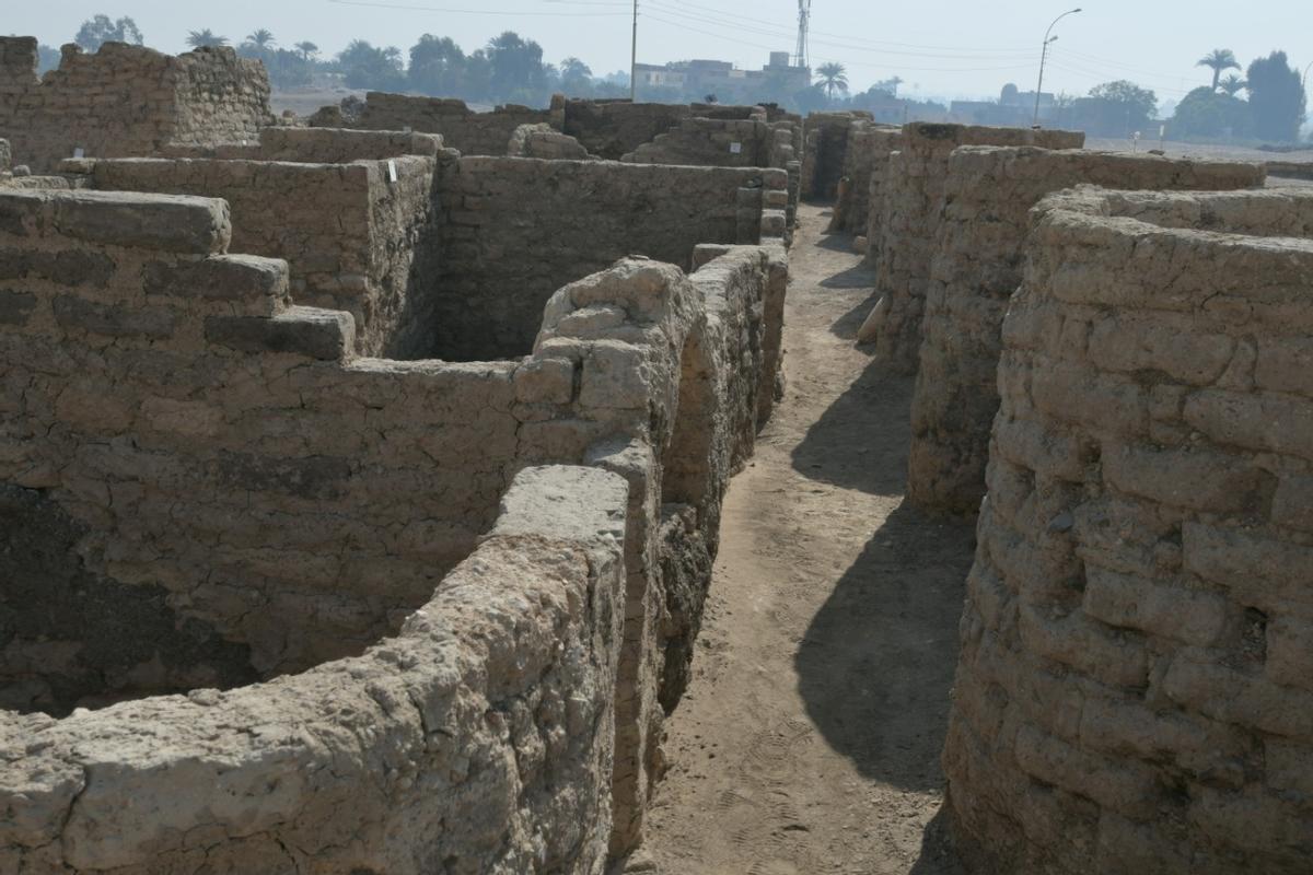 Trobada a Egipte sota la sorra una gran ciutat perduda de 3.000 anys