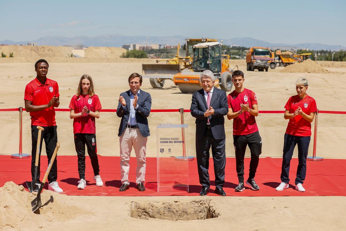 El alcalde de Madrid, José Luis Martínez Almeida, y el presidente del Atlético de Madrid, Enrique Cerezo, en la puesta de la primera piedra de la Ciudad del Deporte.