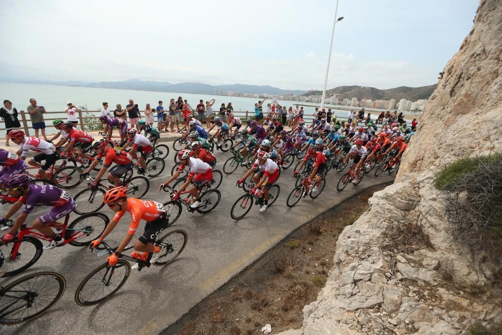 Jakobsen gana la cuarta etapa de la Vuelta.