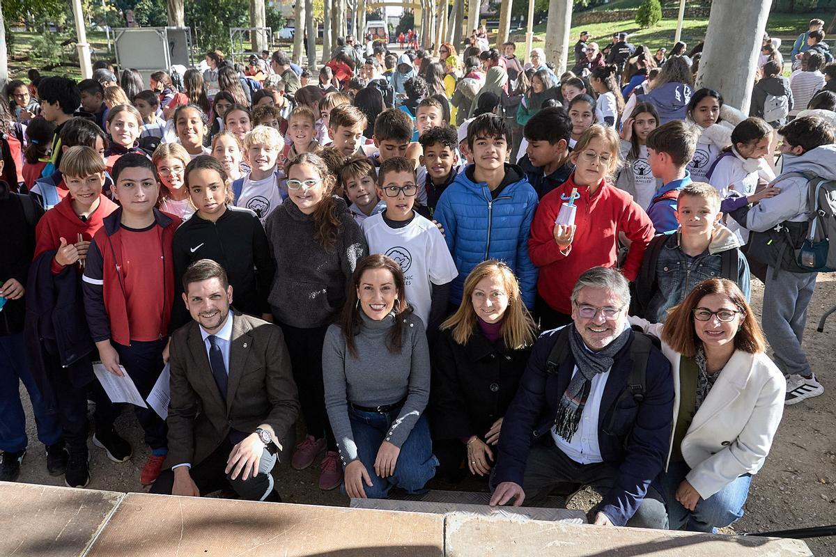 Los políticos y los niños y niñas, en una simpática imagen de la jornada