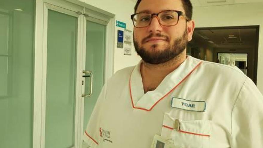 Javier José Pérez Cabrera, auxiliar de enfermería del hospital de Torrevieja con espina bífida.