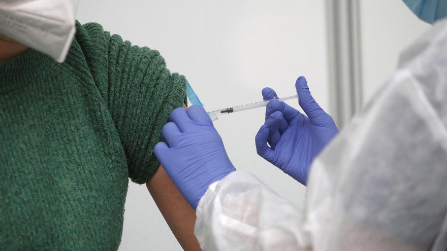 Un sanitaria suministra la vacuna contra la Covid-19 en el dispositivo de vacunación puesto en marcha en el polideportivo Germans Escales, en Palma de Mallorca, Islas Baleares, (España), a 8 de marzo de 2021.