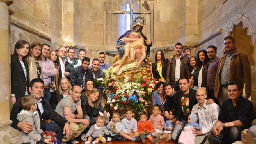 Los componentes de la peña «Tahi Tan Manitú» realizan una ofrenda floral a la Virgen de la Piedad en San Juan