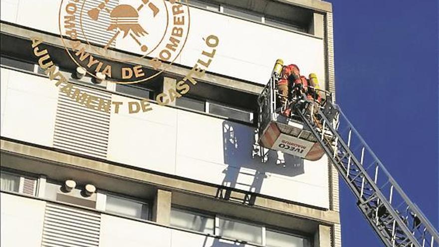 Cerrar bien la puerta para que el incendio no se propague