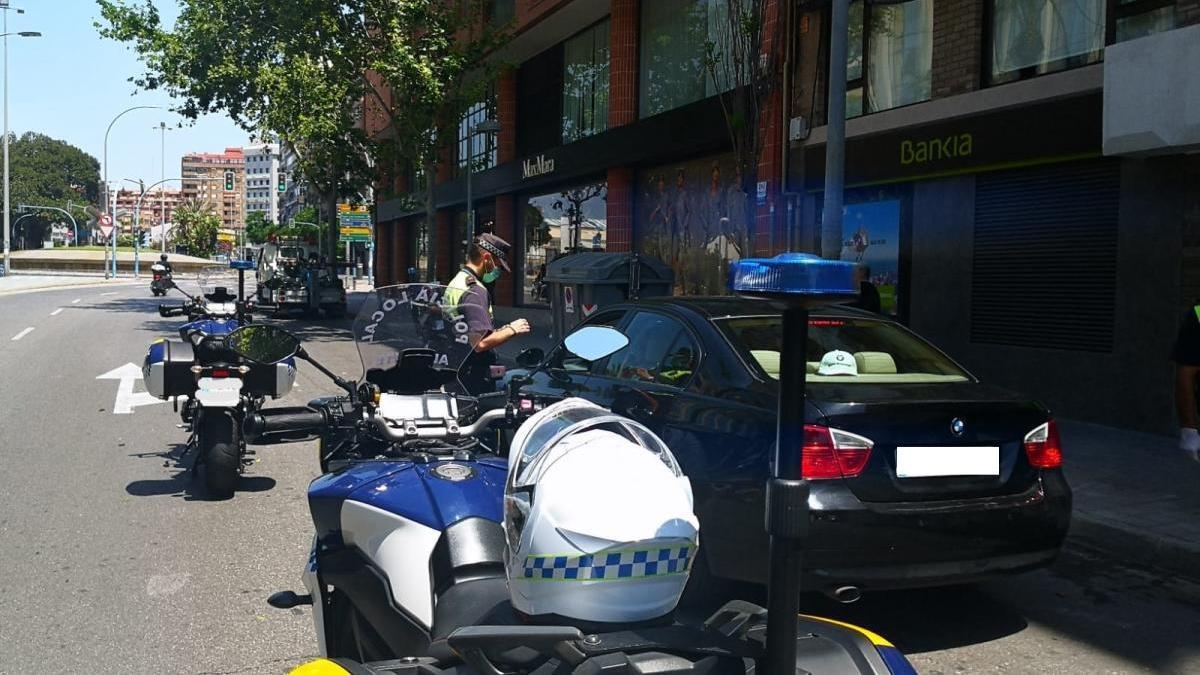 Imagen de uno de los controles de la Policía Local para velar por el cumplimiento del estado de alarma.