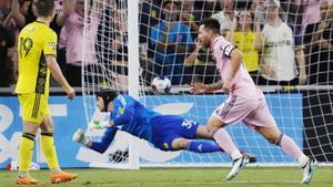 El delantero de Inter Miami CF, Lionel Messi (d), celebra después de marcar un gol contra el portero de Nashville SC, Elliot Panicco (c). EFE/EPA/MARK HUMPHREY