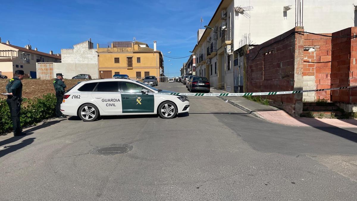 Un vehículo de la Guardia Civil en la zona donde se produjo el tiroteo.