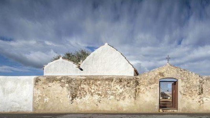 Fachada restaurada del cementerio viejo de Sant Francesc Xavier.