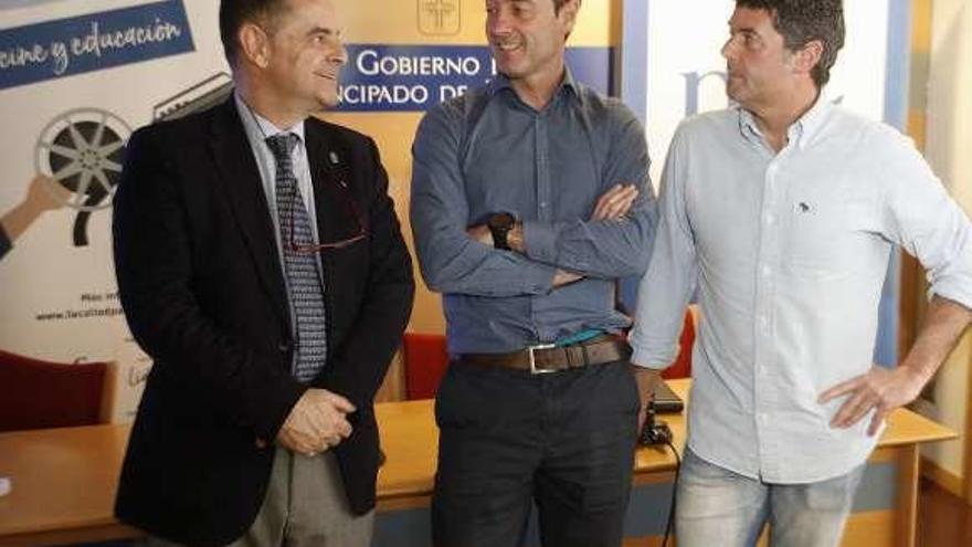 Por la izquierda, Francisco Laviana (director general de Innovación Educativa), José Antonio Prieto y Samu Fuentes, antes de la presentación.