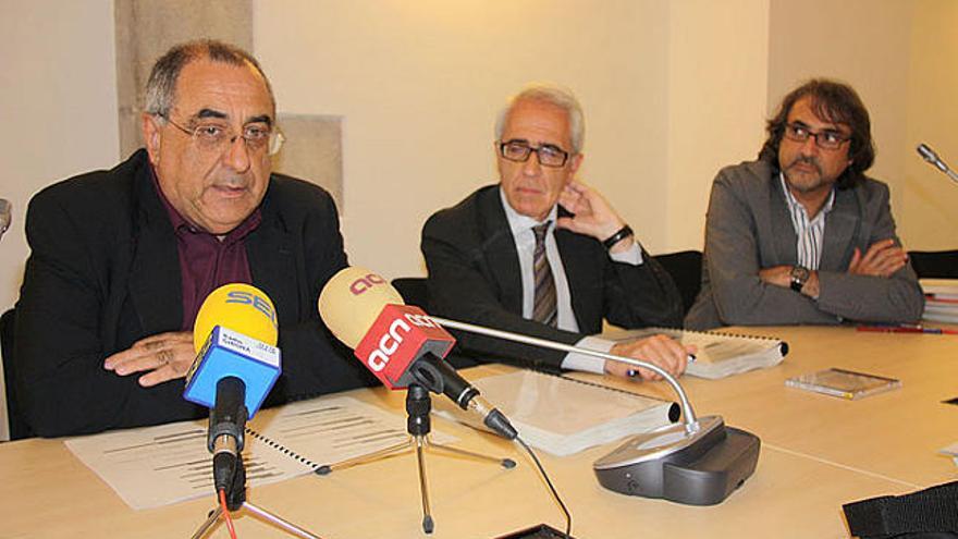 Joaquim Nadal, Pere Solà, i Camil Cofan, durant la presentació dels acords