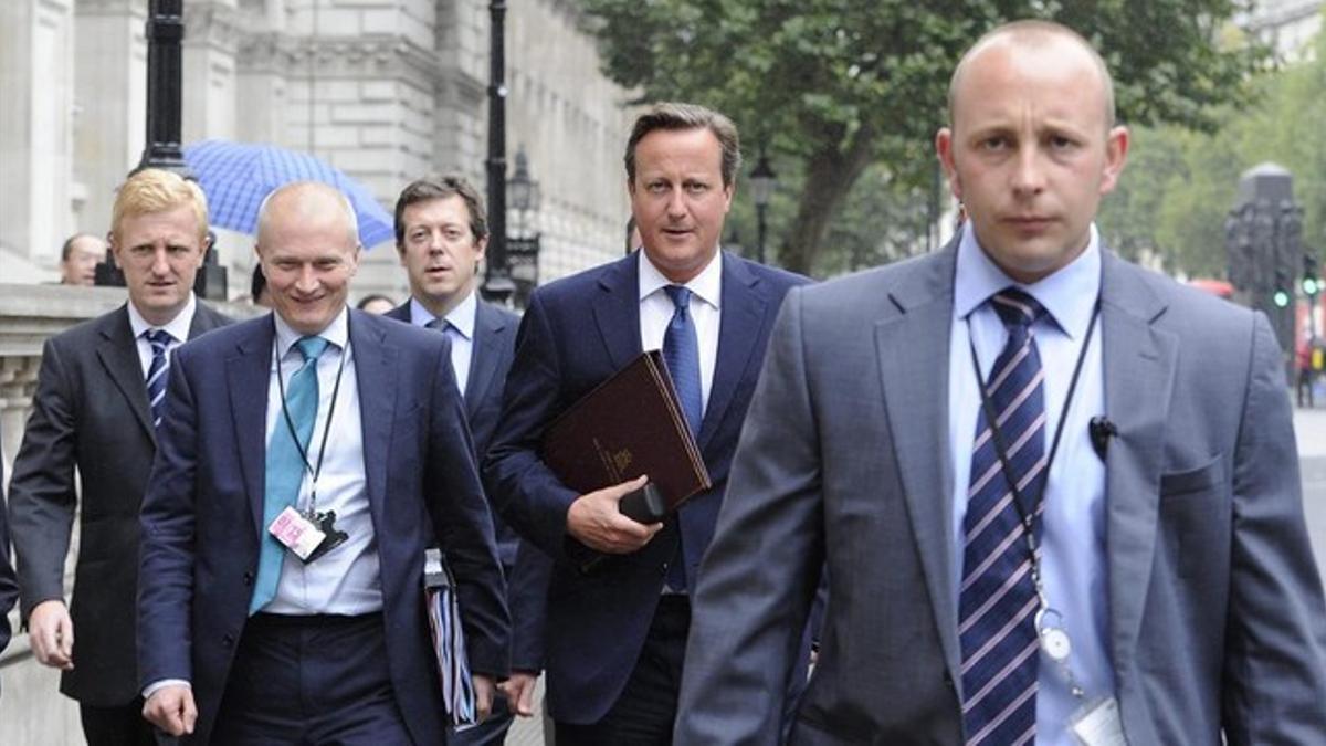 David Cameron sale de su residencia en Downing Street con destino al Parlamento, este lunes.