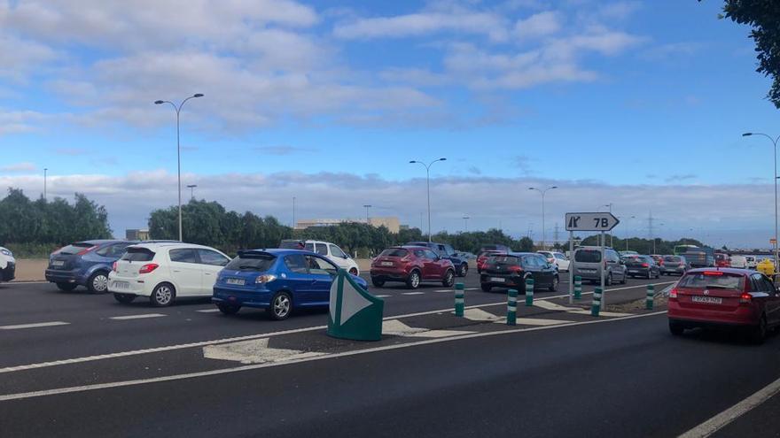 Colapso en la autopista TF-5 a la altura de Guajara tras precipitarse una mujer.