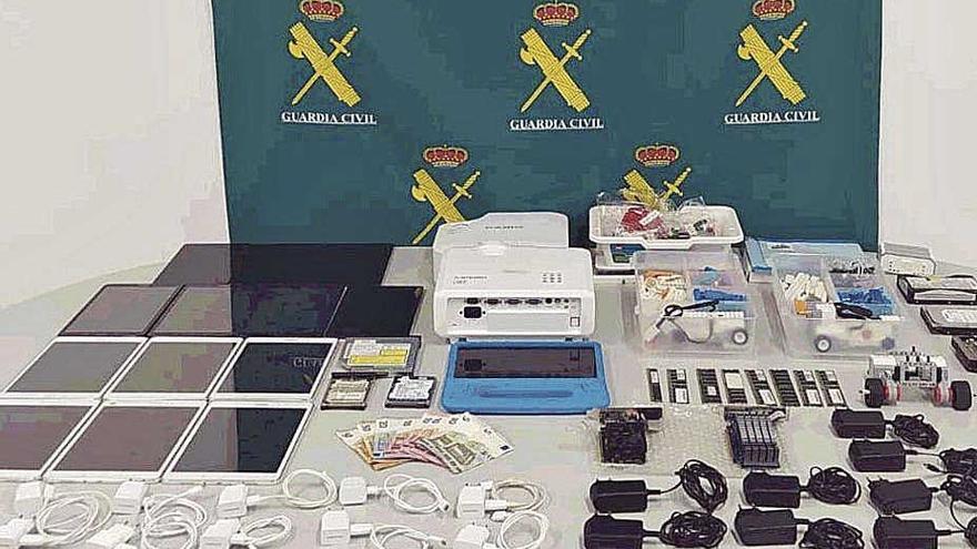 El material robado recuperado por la Guardia Civil en Menorca.