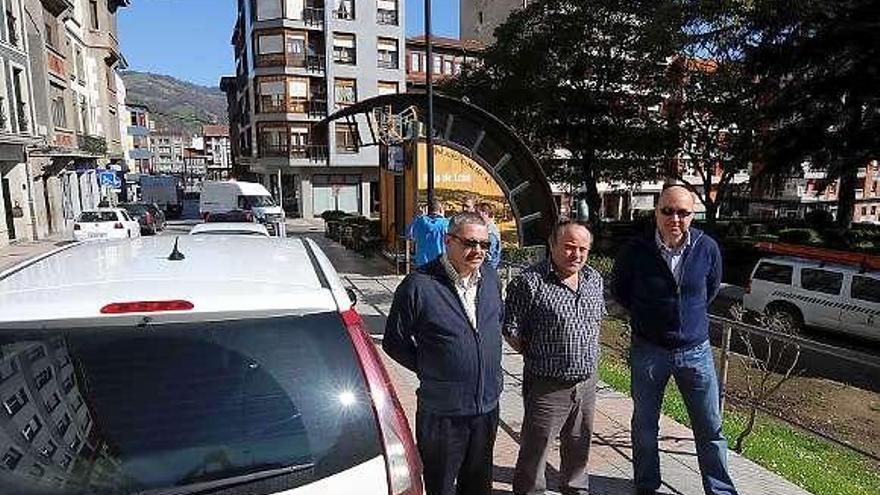 Padró, José Luis Mateo y Cosme Álvarez, en la parada de taxis de la Pola.